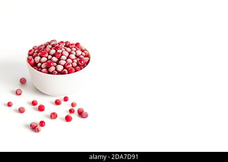 Bacche di mirtilli congelati isolati su sfondo bianco. Il concetto di cibo naturale sano. Spazio di copia. Foto Stock