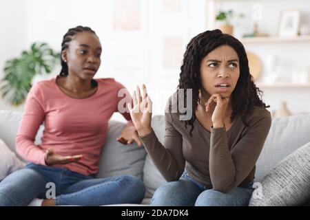 Due donne afro-americane lottano in casa Foto Stock