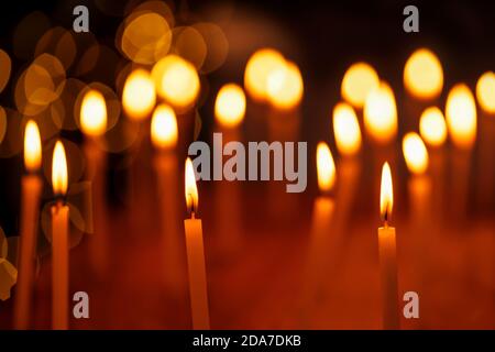 Bellissimo gruppo di candele accese durante la notte del Diwali Festival con sfondo chiaro bokeh. Concept per le vacanze, festa di festa, hanukkah, natale Foto Stock