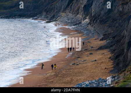 Seatown, Dorset, Regno Unito. 10 novembre 2020. Persone che si allenano sulla spiaggia di Seatown sulla Dorset Jurassic Coast in un pomeriggio di sole frizzante durante il Covid-19 Lockdown. Picture Credit: Graham Hunt/Alamy Live News Foto Stock