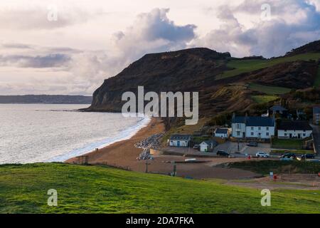 Seatown, Dorset, Regno Unito. 10 novembre 2020. Vista verso le torreggianti scogliere di Golden Cap sulla Jurassic Coast a Seatown in Dorset in un pomeriggio di sole frizzante durante il Covid-19 Lockdown. Picture Credit: Graham Hunt/Alamy Live News Foto Stock