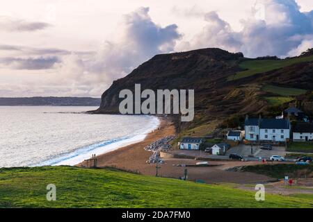 Seatown, Dorset, Regno Unito. 10 novembre 2020. Vista verso le torreggianti scogliere di Golden Cap sulla Jurassic Coast a Seatown in Dorset in un pomeriggio di sole frizzante durante il Covid-19 Lockdown. Picture Credit: Graham Hunt/Alamy Live News Foto Stock