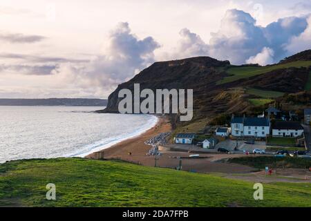 Seatown, Dorset, Regno Unito. 10 novembre 2020. Vista verso le torreggianti scogliere di Golden Cap sulla Jurassic Coast a Seatown in Dorset in un pomeriggio di sole frizzante durante il Covid-19 Lockdown. Picture Credit: Graham Hunt/Alamy Live News Foto Stock