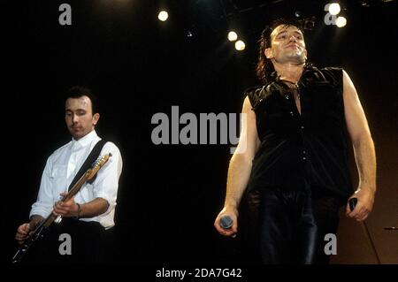 The Edge e Bono degli U2 vivono in un concerto durante il tour "The Unforgettable Fire" alla Wembley Arena. Londra, 11/14/1984 | utilizzo in tutto il mondo Foto Stock