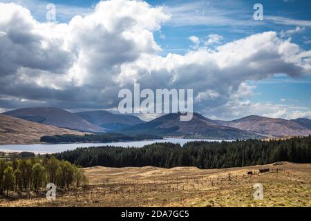 Vista sul Loch Tulla verso le montagne oltre, Scozia Foto Stock