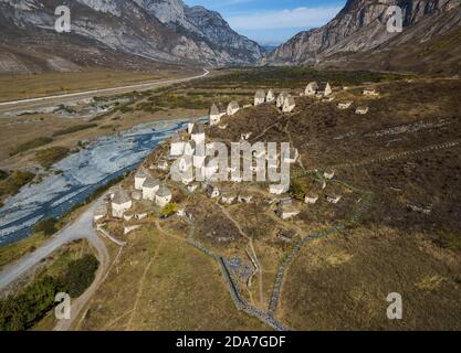 Necropoli medievale città dei morti nelle montagne del Caucaso. Ossezia del Nord. Foto aerea su un drone. Foto Stock