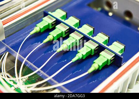 TV via cavo con connettori in fibra ottica Foto Stock