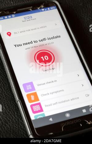 L'app NHS Test and Trace lampeggia con un avviso di auto-isolamento su uno smartphone. 10/11/2020. Fotografia: Stuart Boulton. Foto Stock