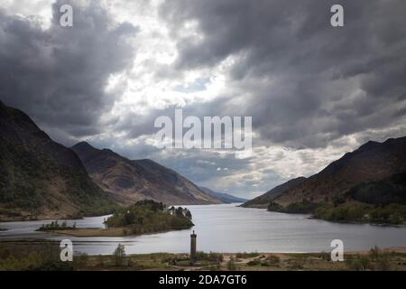 Vista elevata del Glenfinnan Monument, del Loch Shiel e delle montagne circostanti da una vicina collina, Glenfinnan, Scozia. Foto Stock