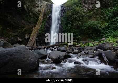 La cascata è un bel posto da visitare con acqua limpida e proviene da fonti di montagna Foto Stock