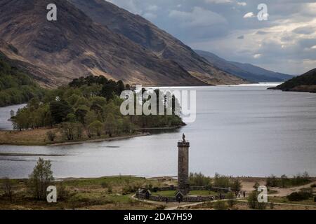 Vista elevata del Glenfinnan Monument, del Loch Shiel e delle montagne circostanti da una vicina collina, Glenfinnan, Scozia. Foto Stock