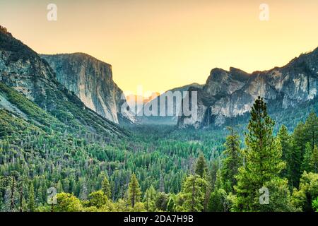 Vista illuminata della Yosemite Valley dall'ingresso del tunnel alla Valley at Sunrise, Yosemite National Park, California Foto Stock