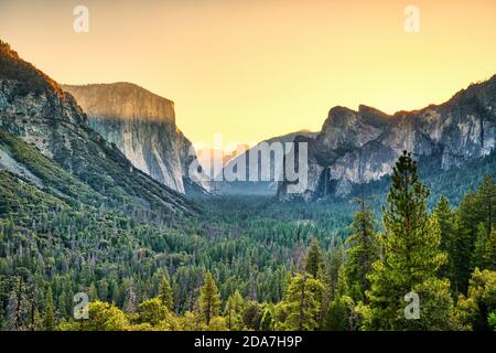 Vista illuminata della Yosemite Valley dall'ingresso del tunnel alla Valley at Sunrise, Yosemite National Park, California Foto Stock