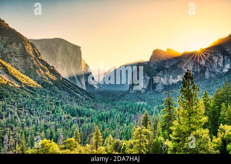 Vista illuminata della Yosemite Valley dall'ingresso del tunnel alla Valley at Sunrise, Yosemite National Park, California Foto Stock