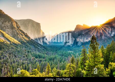Vista illuminata della Yosemite Valley dall'ingresso del tunnel alla Valley at Sunrise, Yosemite National Park, California Foto Stock
