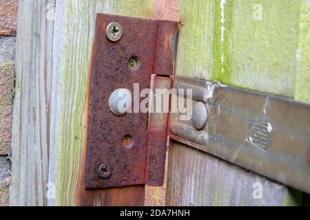 Primo piano di una cerniera arrugginita Foto Stock