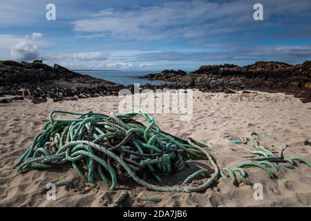 Corda di nylon verde abbandonata su una spiaggia di sabbia a Clachtold, Scozia. Foto Stock