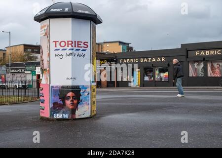 Glasgow, Scozia, Regno Unito. 10 novembre 2020. Regno Unito Meteo. Un poster che dice Tories molto poco aiuto, basato sullo slogan del supermercato Tesco ogni piccolo aiuto. Credito: SKULLY/Alamy Live News Foto Stock
