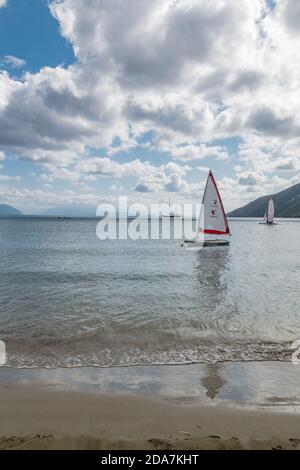 VASILIKI, LEFKADA, GRECIA - 09.20.2019: Barche a vela nella baia di Vasiliki, Lefkada, Grecia. Isola di Ioanian. Estate. Foto Stock