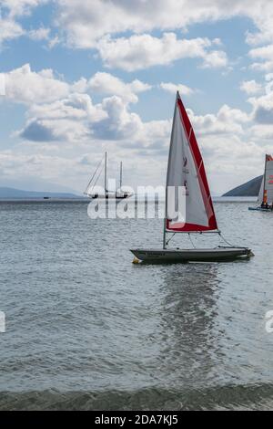 VASILIKI, LEFKADA, GRECIA - 09.20.2019: Barca a vela in Vasiliki Bay, Lefkada, Grecia. Isola di Ioanian. Estate. Foto Stock