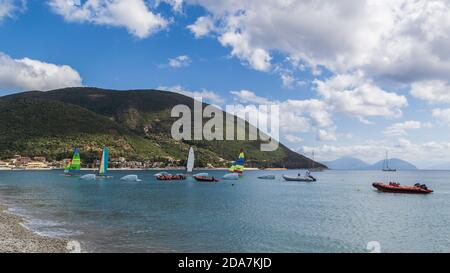 VASILIKI, LEFKADA, GRECIA - 09.20.2019: Barche a vela nella baia di Vasiliki, Lefkada, Grecia. Isola di Ioanian. Estate. Foto Stock