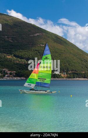 VASILIKI, LEFKADA, GRECIA - 09.20.2019: Barca a vela in Vasiliki Bay, Lefkada, Grecia. Isola di Ioanian. Estate. Foto Stock