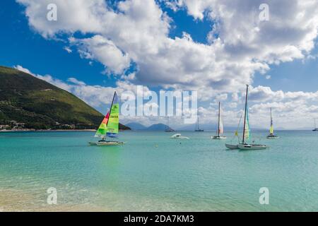 VASILIKI, LEFKADA, GRECIA - 09.20.2019: Barche a vela nella baia di Vasiliki, Lefkada, Grecia. Isola di Ioanian. Estate. Foto Stock