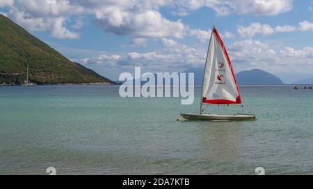 VASILIKI, LEFKADA, GRECIA - 09.20.2019: Barca a vela in Vasiliki Bay, Lefkada, Grecia. Isola di Ioanian. Estate. Foto Stock