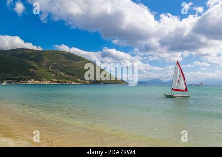 VASILIKI, LEFKADA, GRECIA - 09.20.2019: Barca a vela in Vasiliki Bay, Lefkada, Grecia. Isola di Ioanian. Estate. Foto Stock