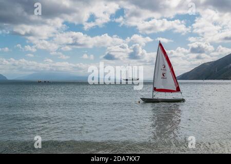 VASILIKI, LEFKADA, GRECIA - 09.20.2019: Barca a vela in Vasiliki Bay, Lefkada, Grecia. Isola di Ioanian. Estate. Foto Stock