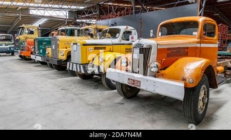 Veicoli industriali bianchi, Kenworth e internazionali in esposizione al museo Bill Richardson Transport World di Invercargill, Nuova Zelanda. Foto Stock