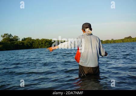 Lo stile di vita dei pescatori sulla spiaggia per pescare pesce nel pomeriggio Foto Stock