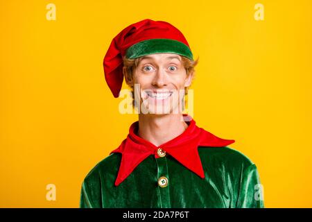 Primo piano ritratto del suo bello attraente allegro allegria divertente Ragazzo elfo che indossa abiti festaiolo godendo di Eve Noel fata isolato brillante e brillante Foto Stock