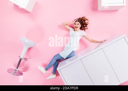 Foto laterale profilo alto sopra alto angolo pieno formato di impressionato sorprendente ragazza seduta tavolo da cucina caduta giù godere di un tocco testa delle mani piatta isolata Foto Stock