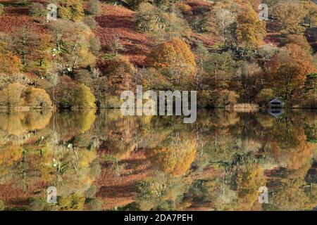 Riflessioni sulle acque di Rydal nel distretto dei laghi in una mattinata autunnale. Foto Stock