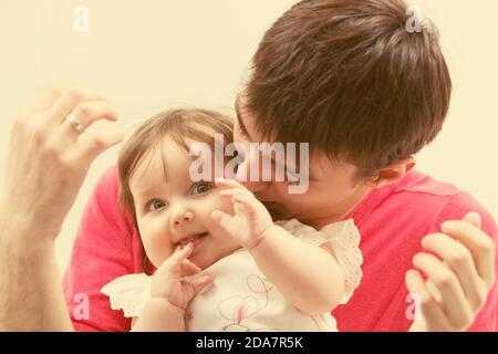 Felice giovane padre e bambina a casa Foto Stock