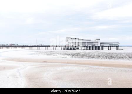 Il famoso molo di Weston-super-mare si estende attraverso una spiaggia vuota il mare in questa foto scattata in autunno giorno Foto Stock