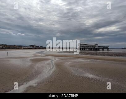 Il famoso molo di Weston-super-mare si estende attraverso una spiaggia vuota il mare in questa foto scattata in autunno giorno Foto Stock