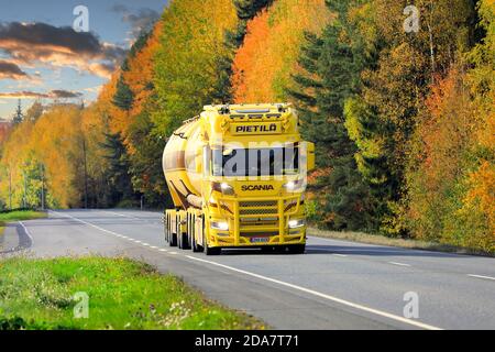 Carro armato Nextgen Scania marrone splendidamente personalizzato per il trasporto di merci sfuse sull'autostrada 10 in un giorno d'autunno. Tammela, Finlandia. 2 ottobre 2020. Foto Stock