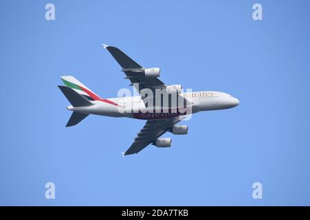 Un Emirates A380 contro un cielo blu chiaro poco dopo Partenza dall'aeroporto Heathrow di Londra Foto Stock