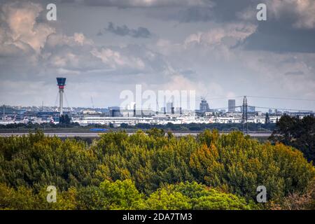 Un cielo interessante sull'aeroporto di Heathrow verso la fine di un chiaro giorno d'autunno Foto Stock