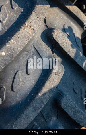 particolare di un pneumatico di trattore di ruota posteriore con disegni intagliati Foto Stock