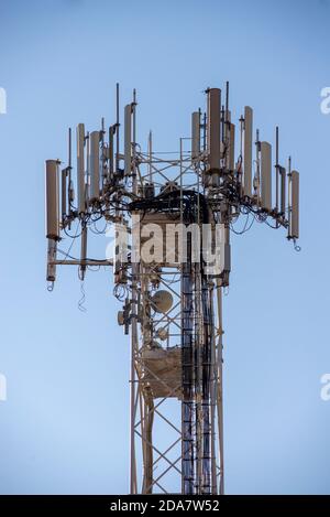 terni, italia settembre 05 2020:antenne ripetitore poste sul tetto di un edificio Foto Stock