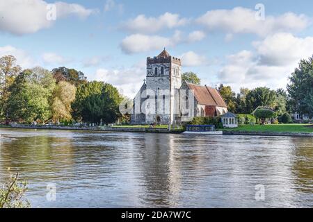 All Saints Church a Bisham lungo il Tamigi una giornata d'autunno brillante Foto Stock