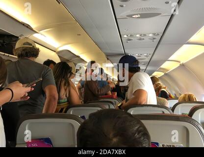 Salvador Bahia Brasile, 13 marzo 2020. Persone che arrivano in Bahia sull'aereo nel mezzo della pandemia di Coronavirus. Foto Stock