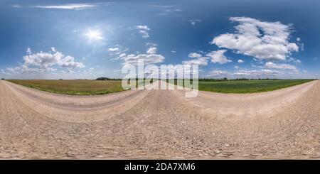 Visualizzazione panoramica a 360 gradi di panoramica hdri completamente sferica senza cuciture con angolo di 360 gradi nessun traffico sabbia bianca ghiaia strada tra i campi con chiaro cielo blu e bella nuvola