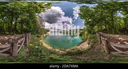 Visualizzazione panoramica a 360 gradi di Piena sferica perfetta hdri panorama a 360 gradi angolo di visione su Limestone Coast di enormi verde lago o fiume vicino alla foresta in giornata estiva con belle c