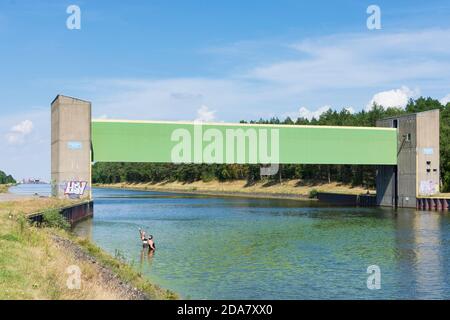 Scharnebeck: Elbe-Seitenkanal (canale laterale dell'Elba), porta di chiusura, Lüneburger Heide, Lüneburg Heath, Niedersachsen, bassa Sassonia, Germania Foto Stock