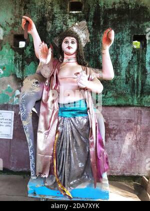 Agartala, Tripura / India - 8 novembre 2020 : vecchi idoli degli dei indù, Viswakarma Idol. Foto Stock