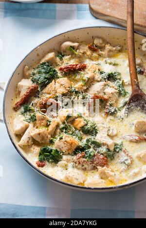 Pollo toscano cremoso con pomodori secchi, spinaci e parmigiano Foto Stock